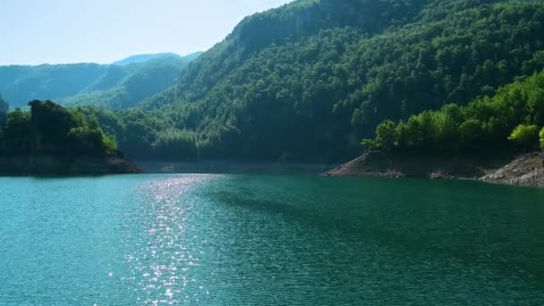 4K Video Filmación POV seguimiento de disparo desde un barco va en un hermoso lago con reflejos de sol en las montañas . — Vídeo de stock