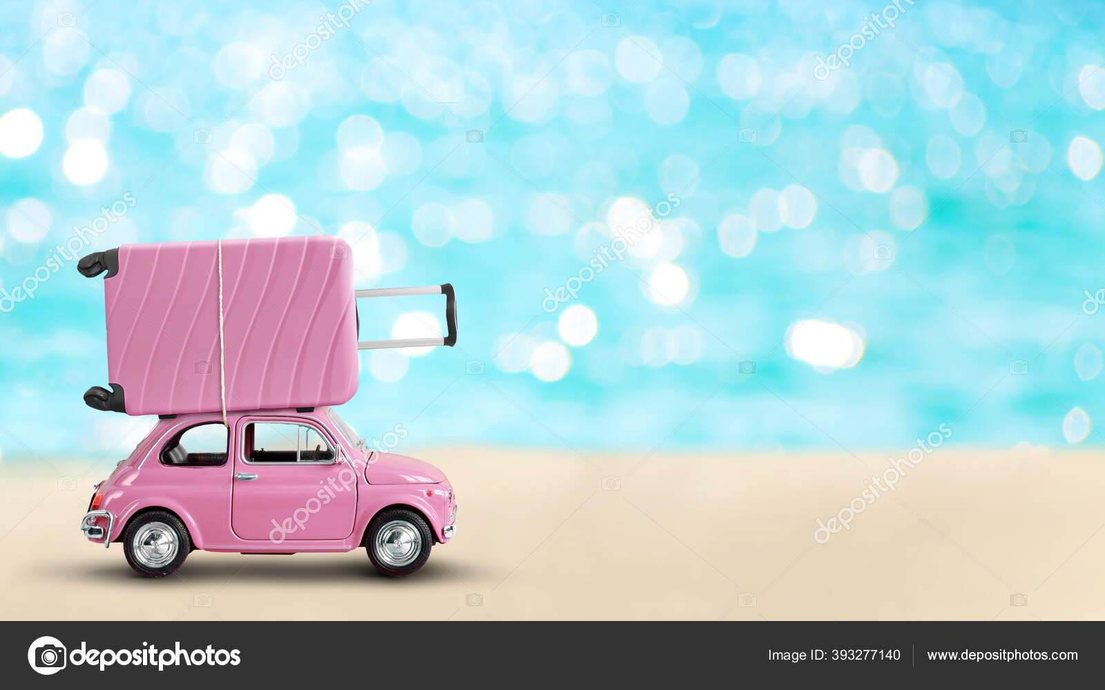 Pinkfarbenes Spielzeug-Retro-Auto mit rosa Koffer auf einem Dach auf blauem  türkisfarbenem Meereshintergrund - Stockfotografie: lizenzfreie Fotos ©  Interpas 393277140
