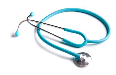 Beyaz arkaplanda mavi steteskop izole edildi