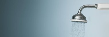 Mavi arka planda akan suyla duş başlığı. Boşluğu kopyala