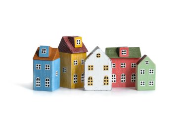 Ahşap minyatür çok renkli evler beyazda izole edilmiş..