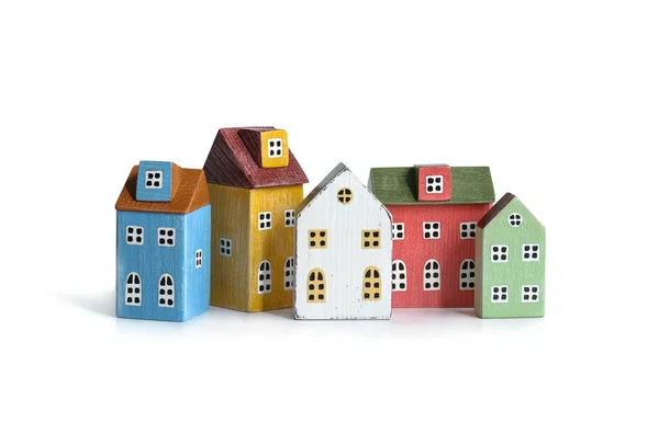 Maisons multicolores miniatures en bois isolées sur blanc. — Photo