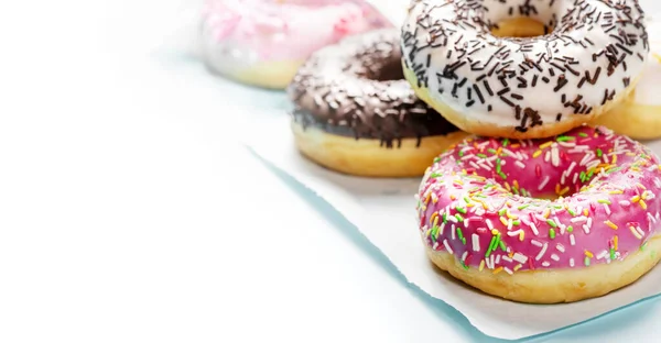 Verschiedene Glasierte Krapfen Mit Streusel Auf Weißem Hintergrund Selektiver Fokus — Stockfoto