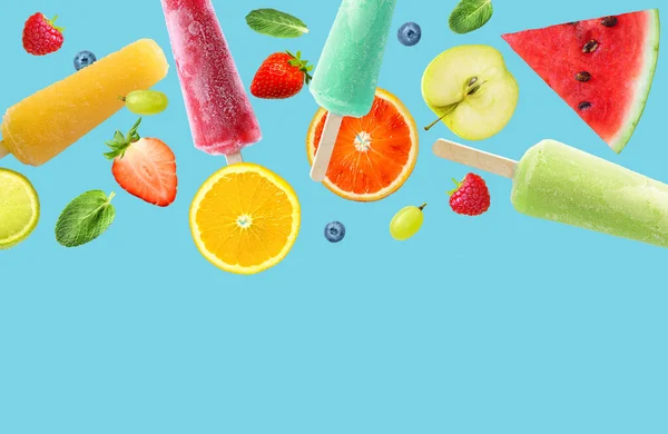 Paletas y frutas de verano sobre fondo azul agua. —  Fotos de Stock
