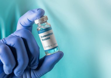 Coronavirus Covid-19 Aşısı. Doktor enjeksiyon için tıbbi tüpü tutun..