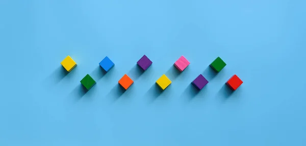 Blocos de cubos de madeira coloridos no fundo azul — Fotografia de Stock