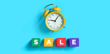 Aqua mavi arka planda çok renkli ahşap küpler ve turuncu alarm saati satışı