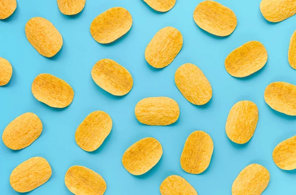 파란색 배경에 있는 감자 칩 무늬 — 스톡 사진