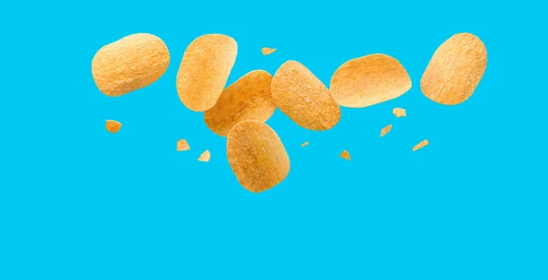Картопляні чіпси, що літають на синьому фоні акваріума . — стокове фото
