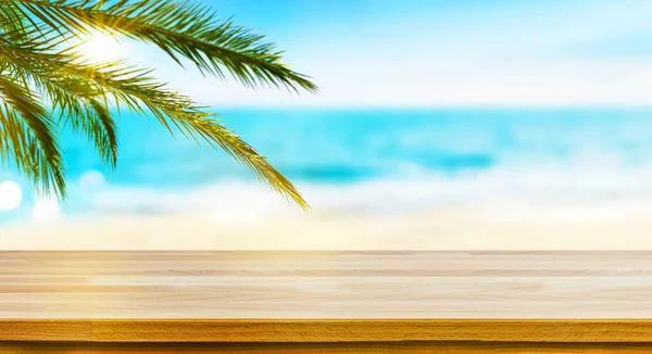 Holztischplatte Auf Tropischem Meer Sandstrand Und Palmenblättern Hintergrund Mockup Für — Stockfoto