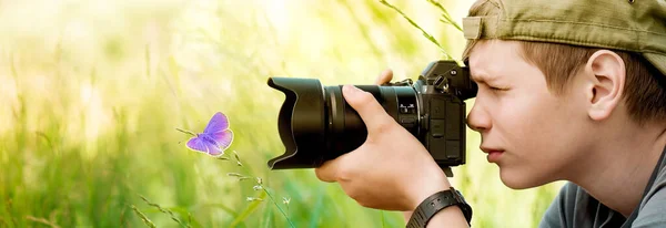 Teenager hält Digitalkamera in der Hand und schießt Schmetterling auf die Wildblume — Stockfoto