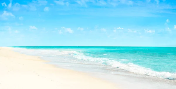 Пустой пляж и тропическое море — стоковое фото