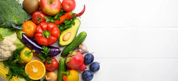 Varie verdure e frutta sul tavolo di legno bianco, direttamente sopra, copiare spazio. — Foto Stock