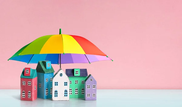 Maisons couvertes par parasol. Concept de sécurité immobilière. Espace libre — Photo