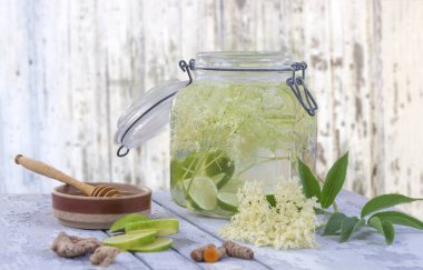 Limon, zencefil kökü ve zerdeçal tozu detoks moody rustik ahşap masa üstü karaciğer yağ burnner sağlıklı içecekler.