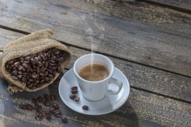 beyaz masa, üstten görünüm steamingcoffee ve sackwith fasulye fincan