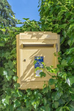 Ivy oldyellow Fransız posta kutusunu duvarda. seçici odak, vintage veya retro tarzı 