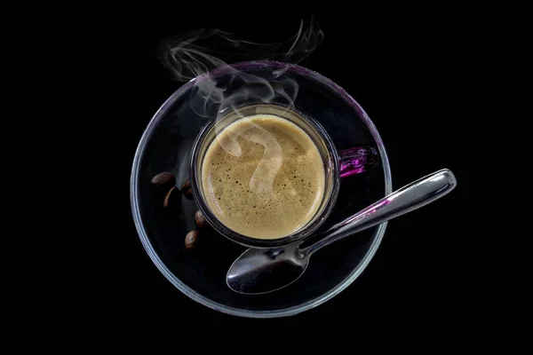 Стеклянная чашка горячего кофе на черном фоне — стоковое фото