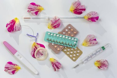 Kadın hastalıkları sembol kavramı Doğum kontrol yöntemi beyaz bir arka plan üzerinde birkaç türü