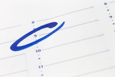 Takvim. bir saat planlama toplantıları hatırlatmak için mavi işaretleyicisinde daire