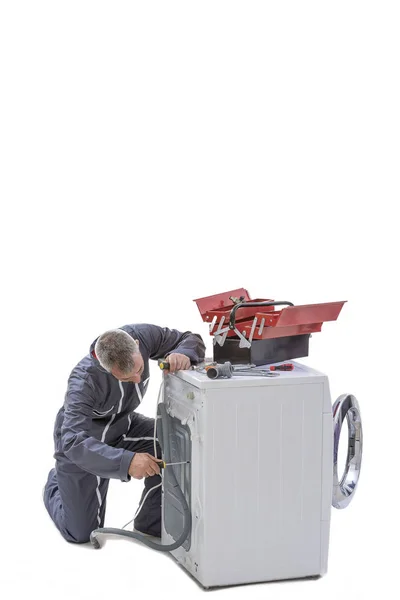 Sanitär. Klempner repariert Waschmaschine auf Weiß — Stockfoto