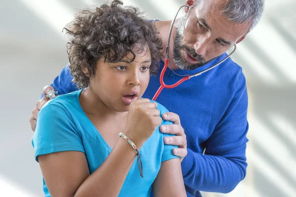 Mladý chlapec chřipka. lékař zkoumá mladý dospívající chlapec, nachlazení poslouchat plic fonendoskopem, zatímco on je ccoughing — Stock fotografie