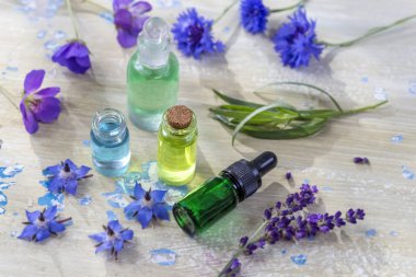 Bitkisel tedavi. uçucu yağlar ve tıbbi çiçek ve eski mavi kırık ahşap arka plan üzerinde otlar alanı Kopyala