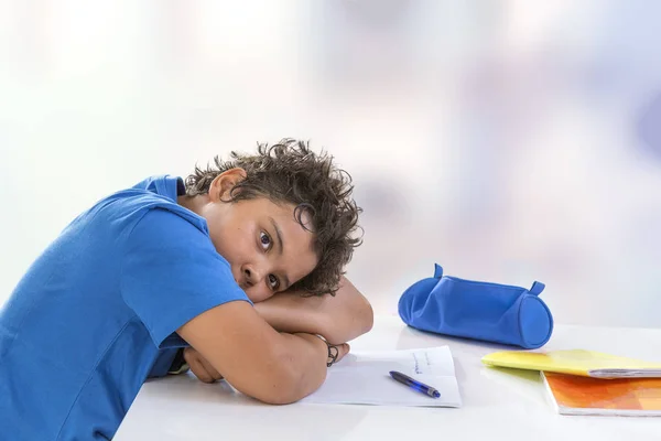 Przytłoczony uczniak. Znudzony i zmęczony nastoletniego chłopca odrabiania lekcji na biurku w jego pokoju, wydaje się sleepinp — Zdjęcie stockowe