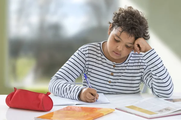 Fatigué adolescent garçon faire des devoirs dans sa chambre — Photo