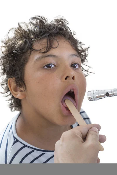 Pequeño Niño Teniendo Garganta Examinado Por Profesional Salud — Foto de Stock