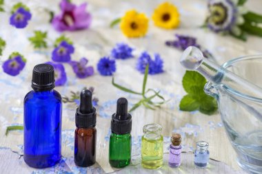 Bitkisel tedavi. uçucu yağlar ve tıbbi çiçek ve eski mavi kırık ahşap arka plan üzerinde otlar alanı Kopyala