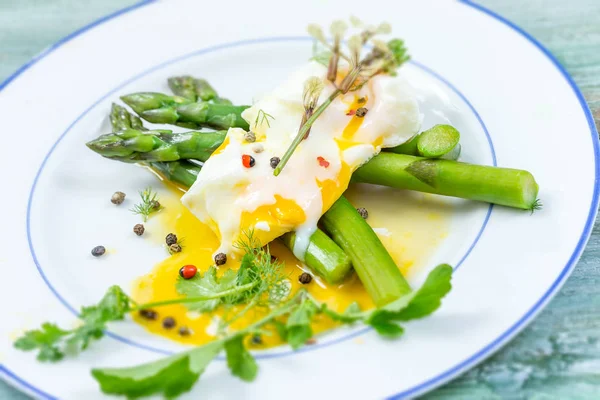 Filet rybny z sosem curry ze szparagami. niebieskie tło drewniane — Zdjęcie stockowe