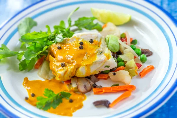 Assiette de poisson cuit à la vapeur avec sauce au curry avec salade — Photo