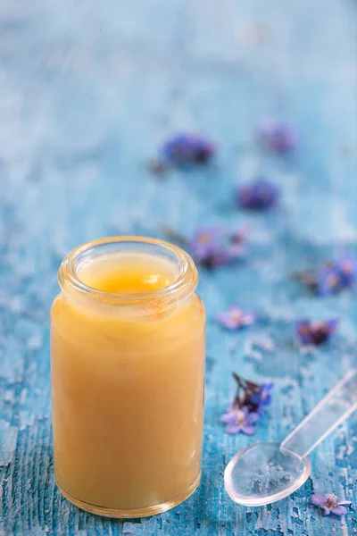 Medycyna alternatywna-Surowa organiczna mleczko pszczele. — Zdjęcie stockowe