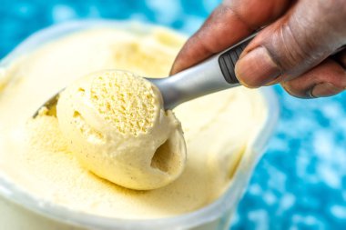 vanilyalı dondurma. Kremalı, eritilmiş.vaillaice cream kepçesi. Closeup. üst görünüm