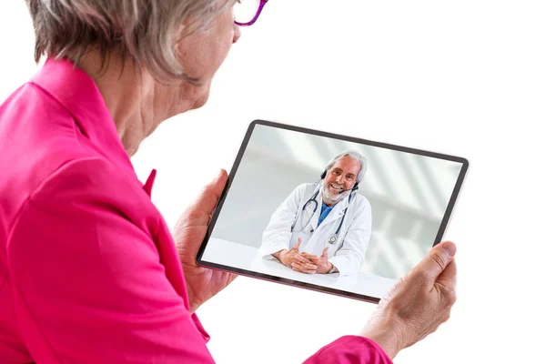 Concepto de telemedicina, Doctor sentado en el hospital, con portátil, teniendo una llamada en línea con un paciente que muestra un dispositivo de ablet — Foto de Stock