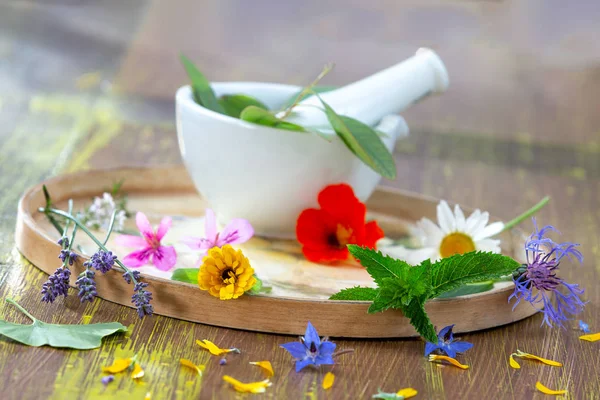 Ätherische Öle für die Aromatherapie mit frischen Kräutern im weißen Mörser-Hintergrund. Schönheit, Balsam. — Stockfoto