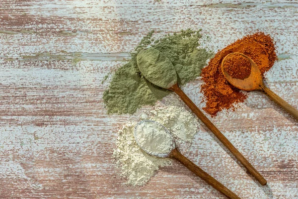 Droge clored klei masker voor gezicht en lichaam in een houten lepel. Geïsoleerd op oude houten achtergrond — Stockfoto