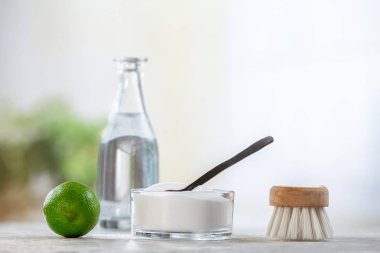 Doğal temizleyici. Sirke, kabartma tozu, tuz, limon.ev yapımı gri ahşap arka plan