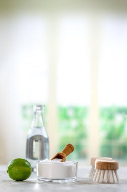 Doğal temizleyici. Sirke, kabartma tozu, tuz, limon.ev yapımı gri ahşap arka plan