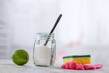 Doğal temizleyici. Sirke, kabartma tozu, tuz, limon.ev yapımı gri ahşap arka plan