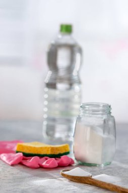 Doğal temizleyici. Sirke, kabartma tozu, tuz, limon.ev yapımı gri ahşap arka plan
