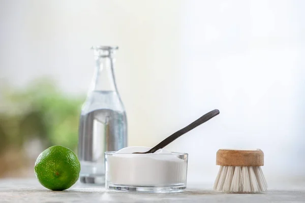 Limpiador natural. Vinagre, bicarbonato de sodio, sal, fondo de madera gris limonado casero — Foto de Stock