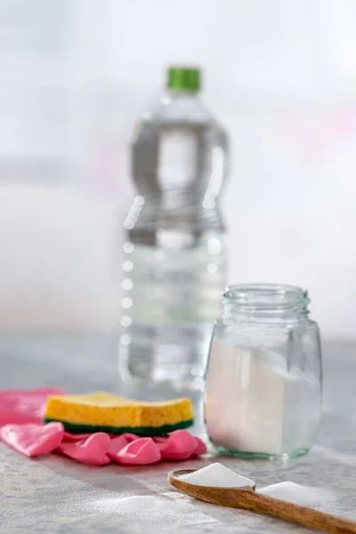 Natuurlijke reiniger. Azijn, baking soda, zout, citroen. zelfgemaakte grijze houten achtergrond — Stockfoto