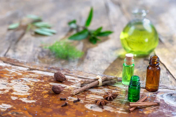 Samenstelling met etherische oliën en bloemen. Alternatieve geneeskunde, fles potion en olie — Stockfoto