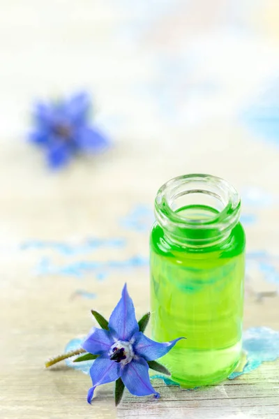 Flaska ekologisk gurkesolja. torr produkt sprids på en oskärpa bakgrund — Stockfoto