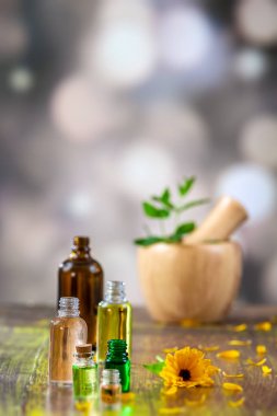 Tıbbi calendula. veya marigol esansiyel yağ ve güzellik için özü