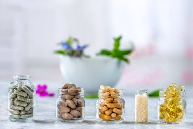 Kuru doğal otlar ile bitkisel ilaç hapları Bitkisel ilaç ve diyet takviyeleri kavramı