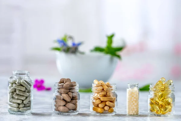 Pillole di erbe medicinali con erbe naturali secche Concetto di fitoterapia e integratori alimentari — Foto Stock