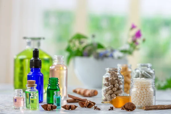 Kruidengeneesmiddelen pillen met droge natuurlijke kruiden concept van kruidengeneeskunde en voedingssupplementen — Stockfoto